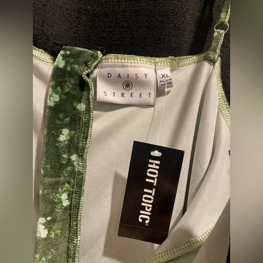 Daisy Street 🌼 Green 💚 Floral Velvet Mini Dress from Hot Topic - Picture 4 of 7